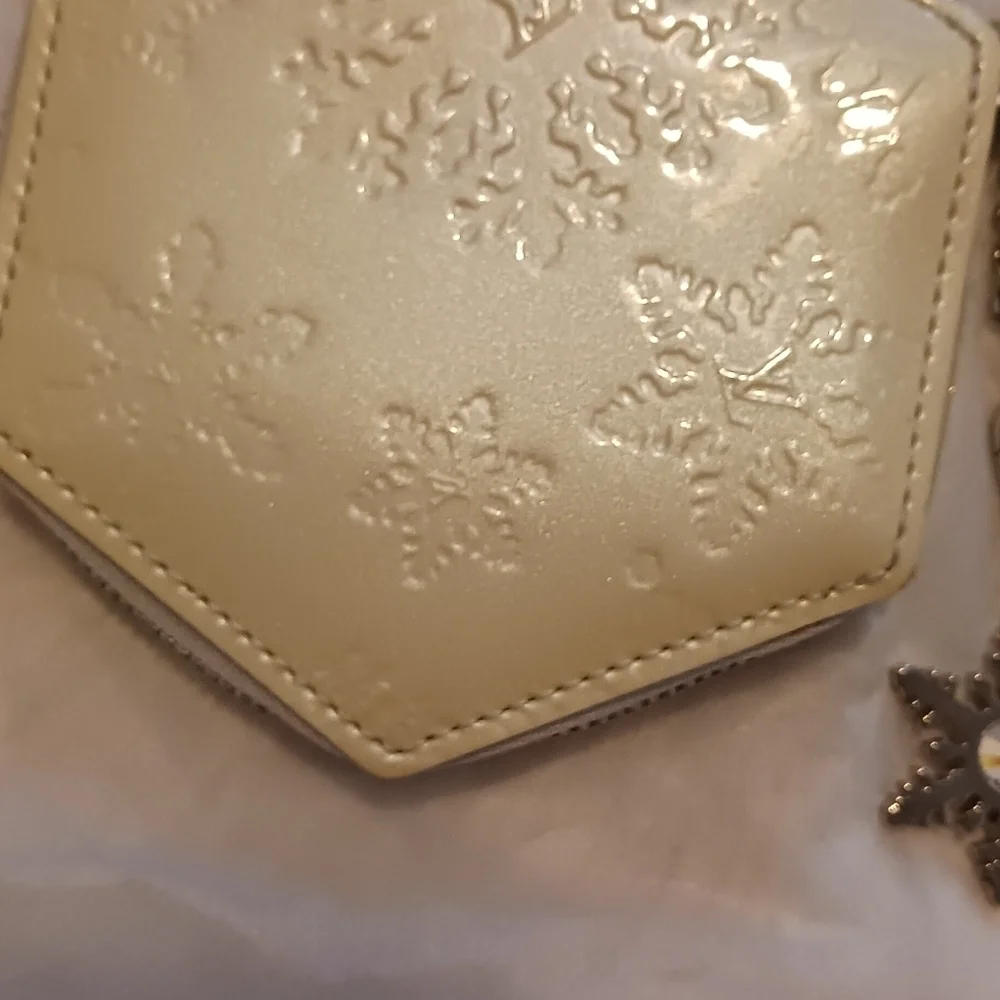Louis vuitton Vernis Porte Monnaie Flocon coin purse.